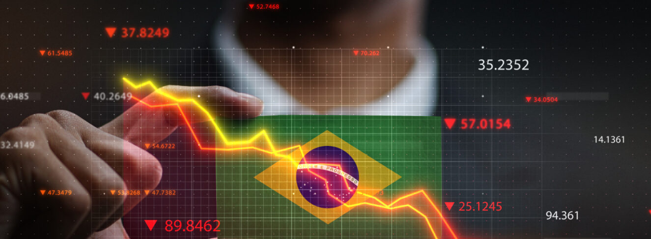 Vantagem de Lula sobre Bolsonaro cai cinco pontos em um mês, aponta nova pesquisa