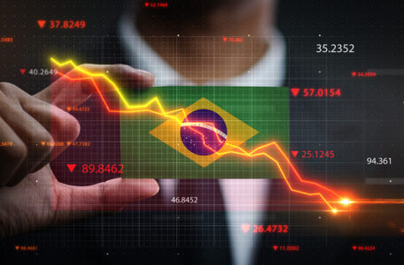 Vantagem de Lula sobre Bolsonaro cai cinco pontos em um mês, aponta nova pesquisa