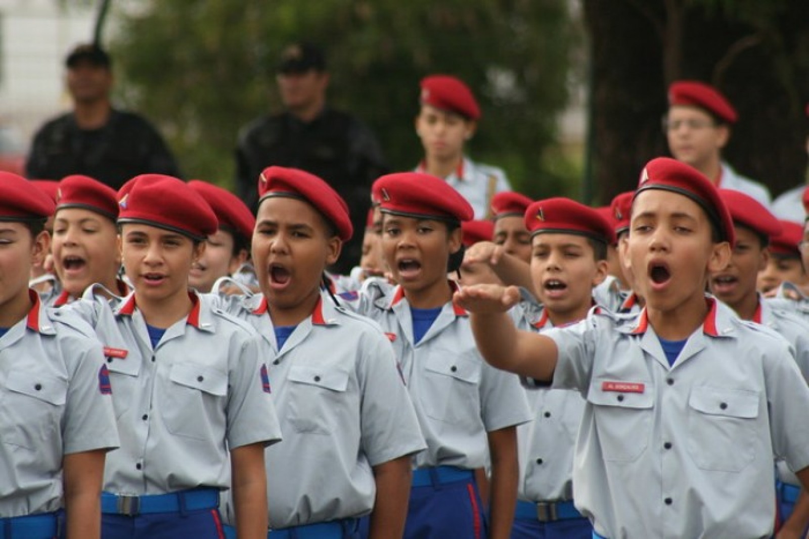 ESCOLAS CÍVICO-MILITARES: SOLUÇÃO EDUCACIONAL E SOCIAL