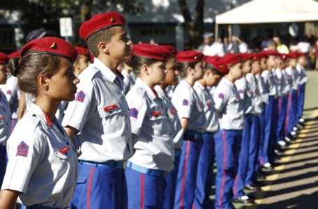 ESCOLAS CÍVICO-MILITARES PARA FORJAR CIDADÃOS