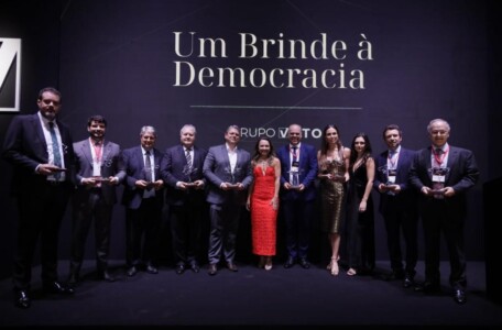 Um Brinde à Democracia: conexões de poder e celebração