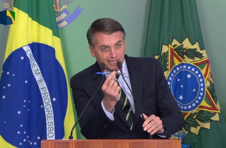 Bolsonaro assina decreto que flexibiliza posse de armas no Brasil