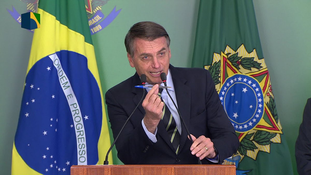 Bolsonaro assina decreto que flexibiliza posse de armas no Brasil