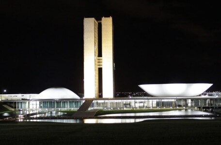 Do parlamento para a História