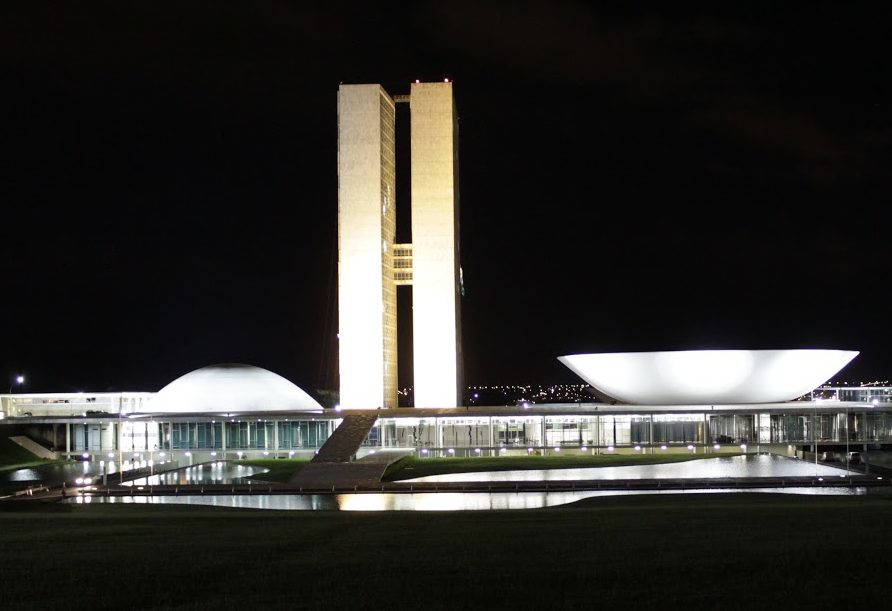 Do parlamento para a História