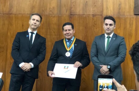 VICE-PRESIDENTE MOURÃO RECEBE MEDALHA DO MÉRITO FARROUPILHA