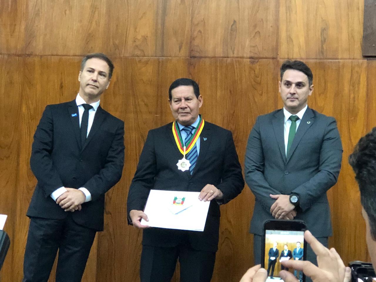 VICE-PRESIDENTE MOURÃO RECEBE MEDALHA DO MÉRITO FARROUPILHA