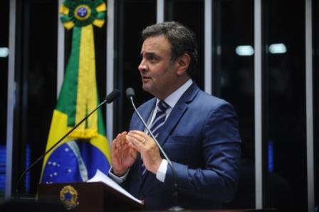 Aécio tem mandato suspenso