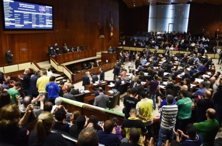 Assembleia gaúcha retoma votação do ajuste fiscal nesta terça