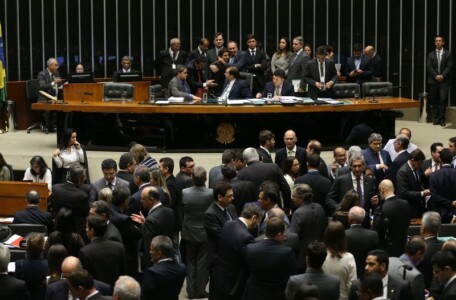 Câmara e Senado encerram sessões após denúncia