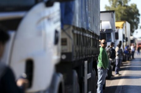 Governo cede, mas caminhoneiros mantém protesto