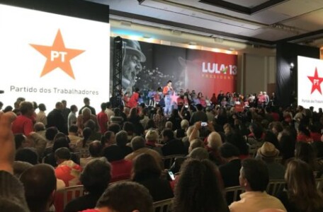 PT lança Lula e aguarda decisão da Justiça