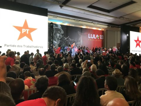 PT lança Lula e aguarda decisão da Justiça