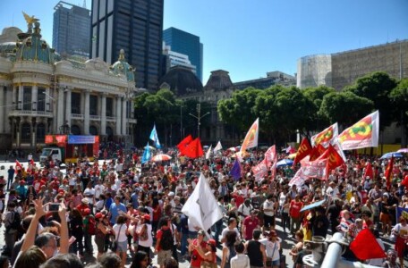 Dia do Trabalho é marcado por protestos e shows