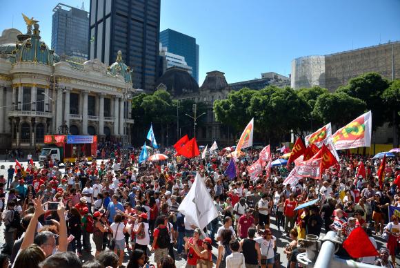 Dia do Trabalho é marcado por protestos e shows