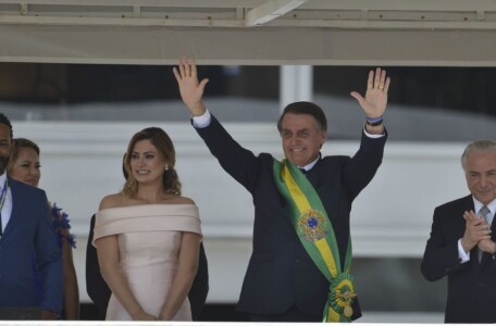 Presidente Bolsonaro pede apoio para reconstruir o país