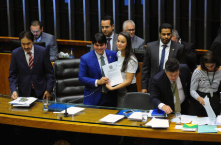 Câmara aprova fim das coligações e cláusula de barreira