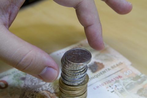 FMI aponta dívida pública como vilã da economia