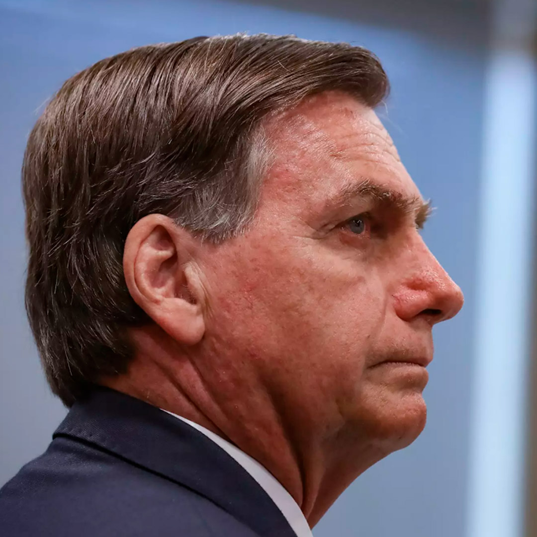 Presidente Bolsonaro é internado por obstrução intestinal, mas passa bem