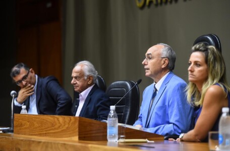 Debate pluripartidário marca lançamento da Pós-Graduação em Alta Política