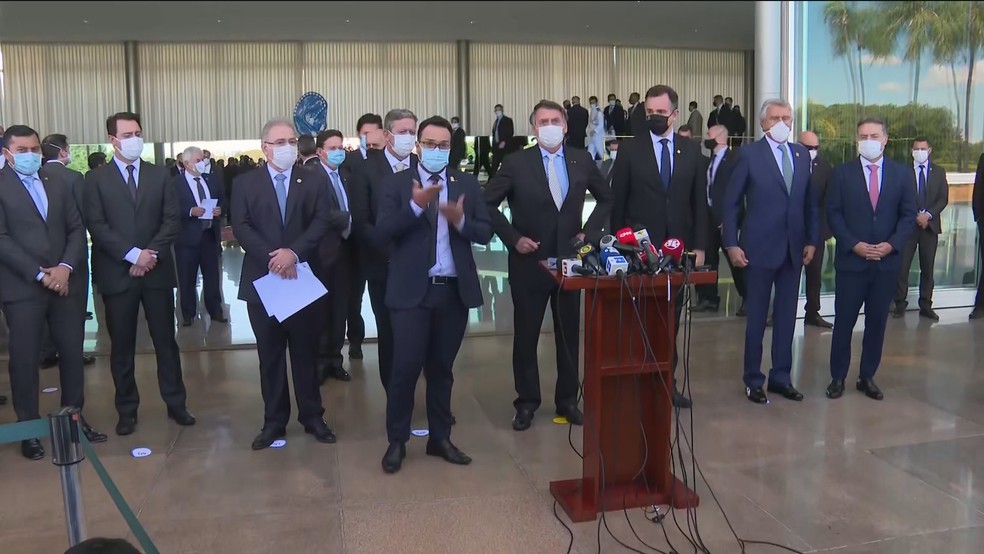 Bolsonaro se reúne com presidentes de outros poderes e governadores