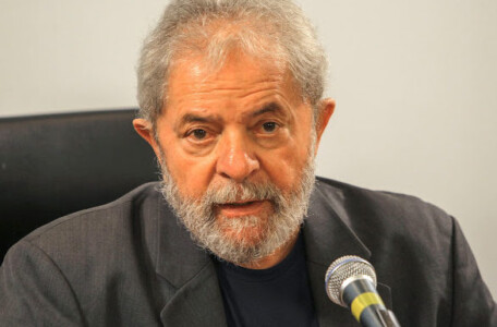 Lula é denunciado por corrupção passiva pelo MPF