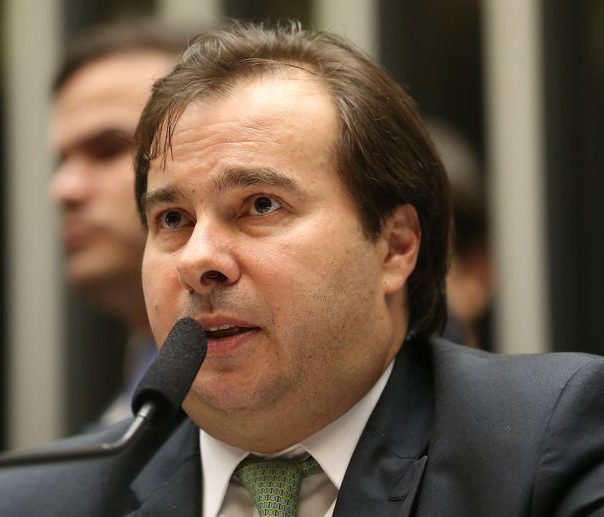 Após polêmica com ministra, Maia defende votação sobre teto salarial