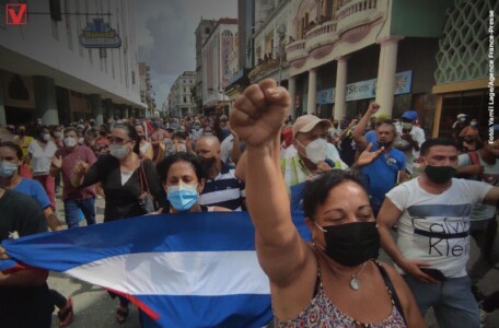 Cubanos saem às ruas em protesto contra o governo