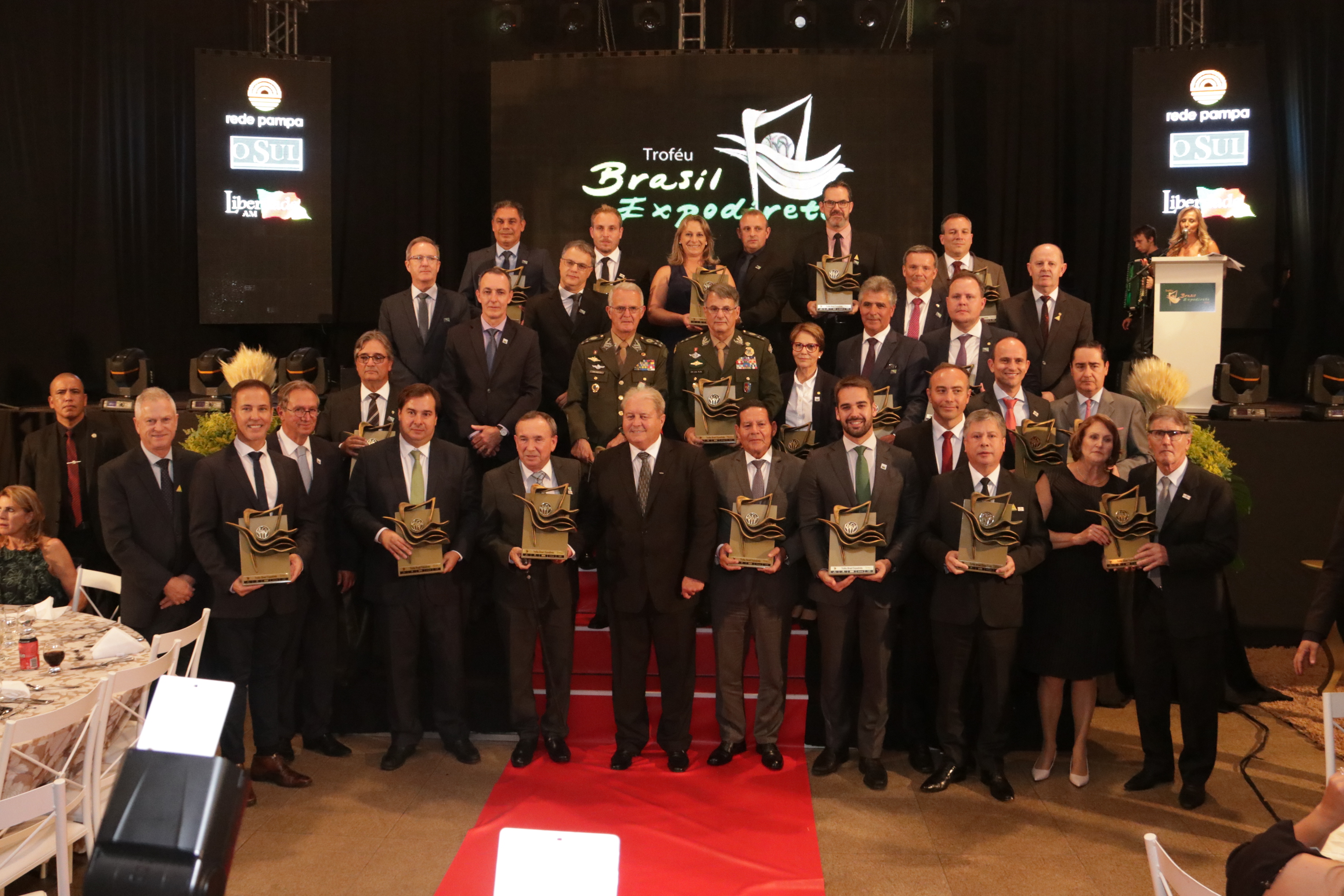 Troféu Brasil Expodireto é entregue a personalidades gaúchas e nacionais