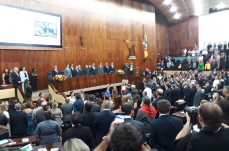 Deputados gaúchos tomam posse e elegem novo presidente