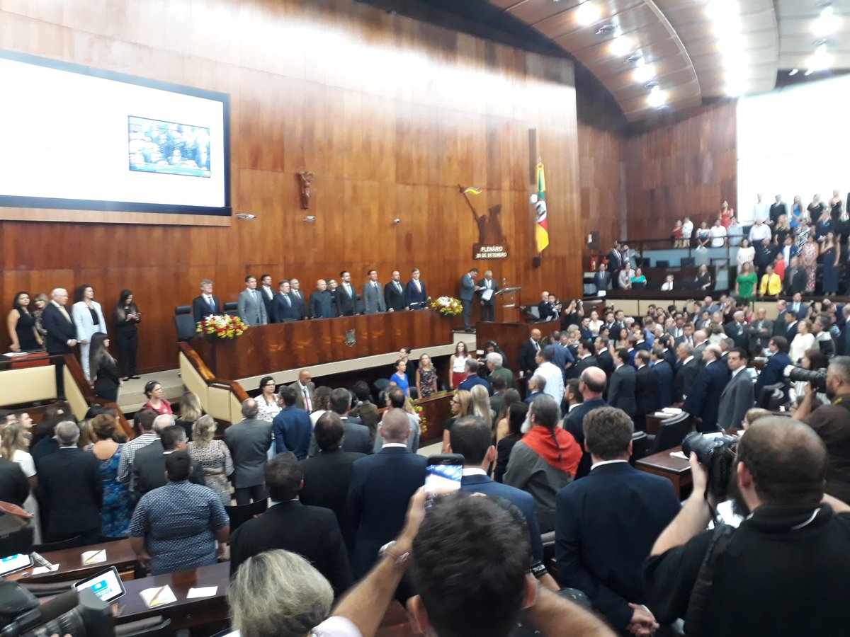 Deputados gaúchos tomam posse e elegem novo presidente