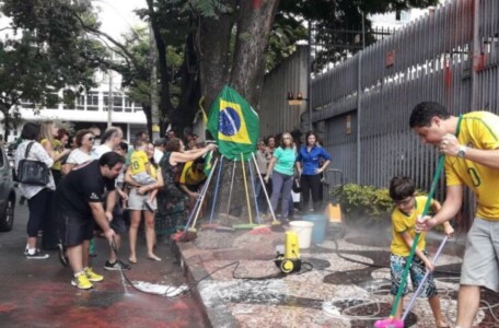 Manifestantes limpam prédio pichado em que mora Cármen Lúcia