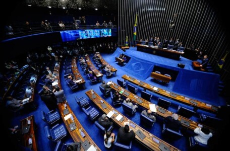 Senado devolve mandato a Aécio Neves