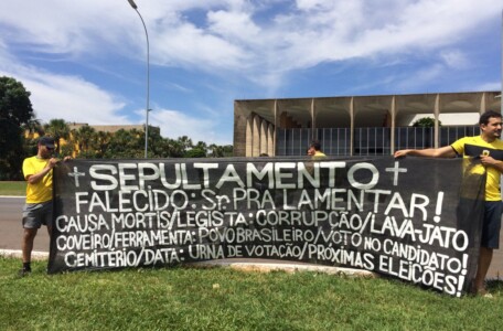 Manifestantes fazem protesto pelo País em apoio à Lava Jato