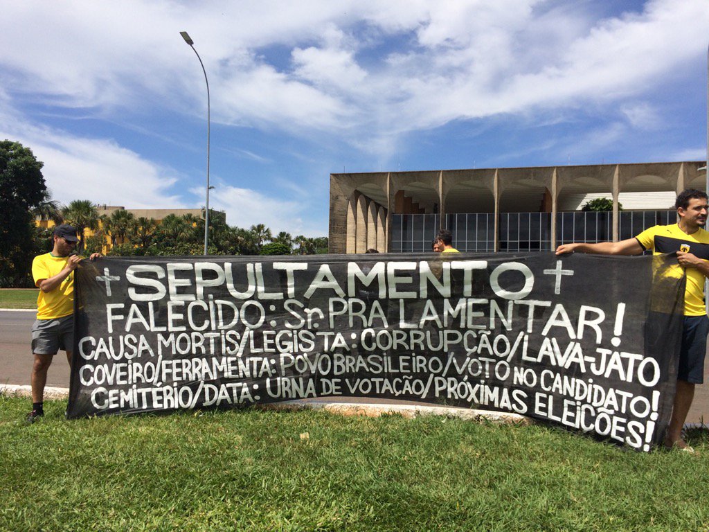 Manifestantes fazem protesto pelo País em apoio à Lava Jato