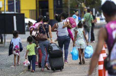 Mais de 200 venezuelanos deixam Roraima com destino a Canoas