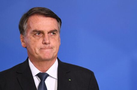 Bolsonaro sai de cena